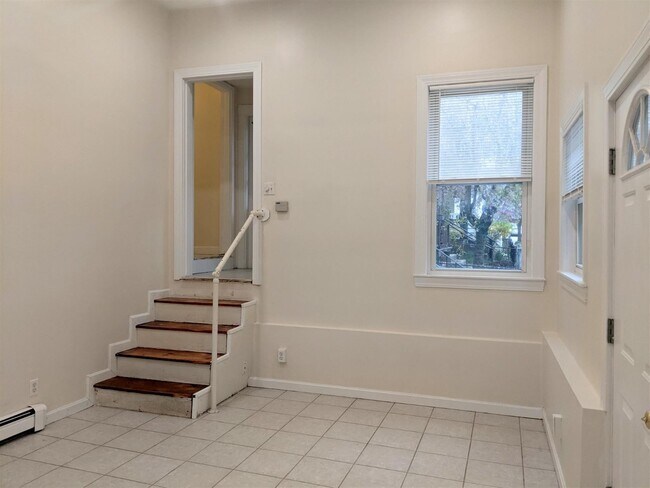 Building Photo - 83 Yorktown St