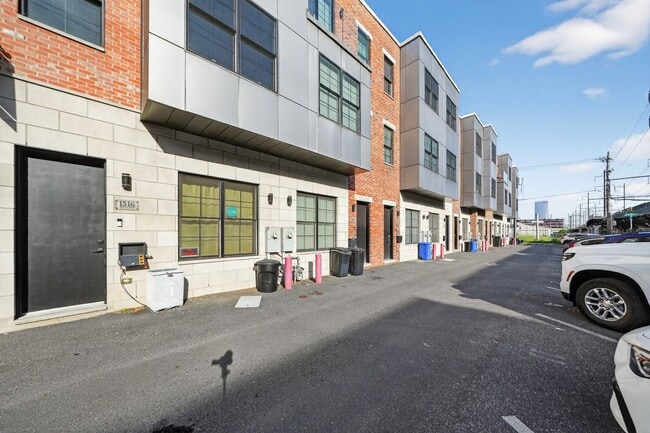 Building Photo - 1518 S 25th St