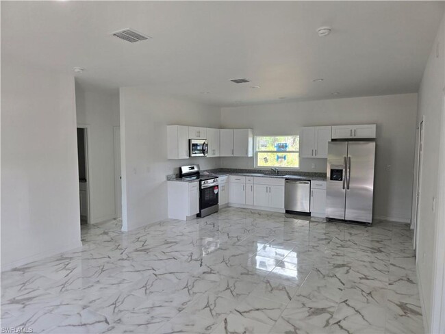 Foto del edificio - LOCATION, LOCATION, LOCATION!!! BRAND NEW ...