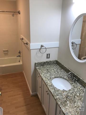 Building Photo - 711 S Point Rd