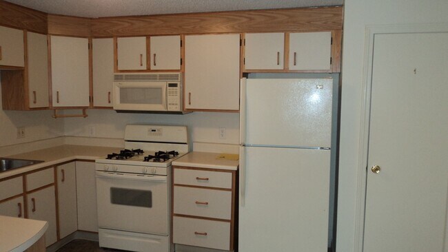 Building Photo - 2 New Haven Dr