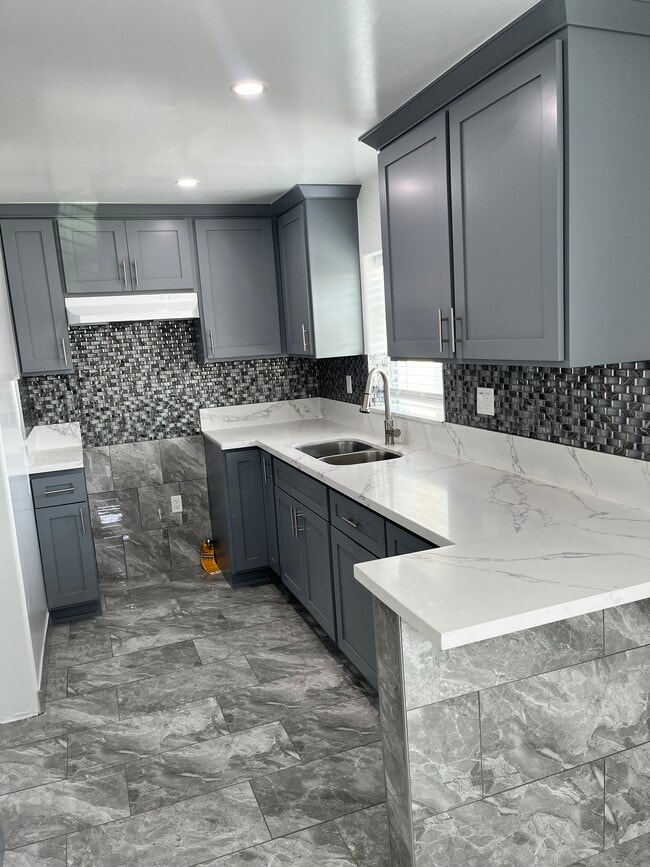 Foto del edificio - 1073 W 112th St