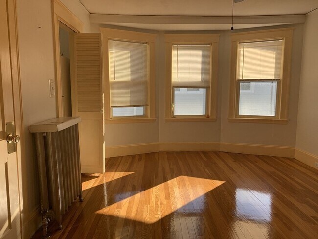 Building Photo - 118 Phillips St