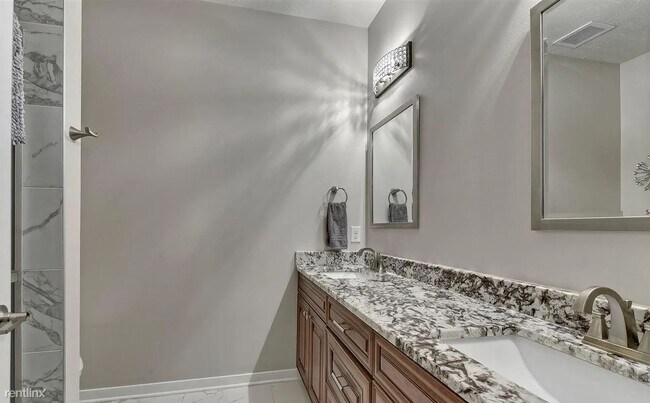 Foto del edificio - 2 br, 2 bath Condo - 5933 North 158th Cour...