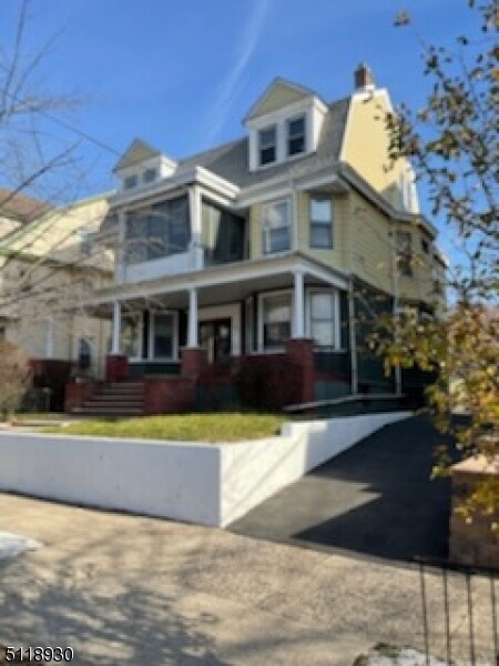 Building Photo - 20 Leo Pl