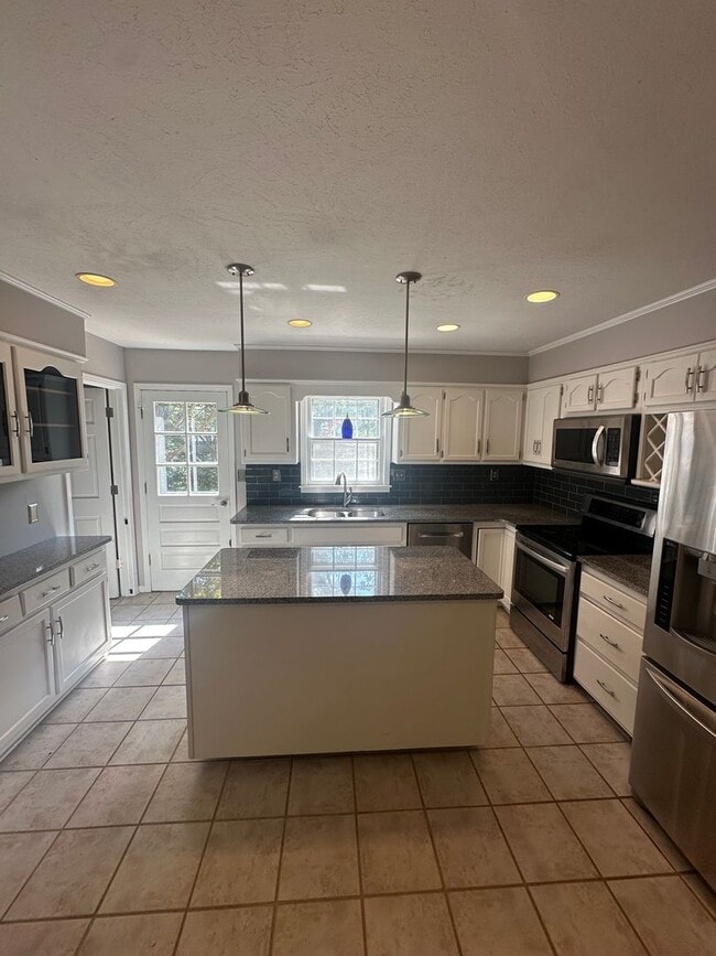 Building Photo - 4BD/3.5BA Germantown Charmer!