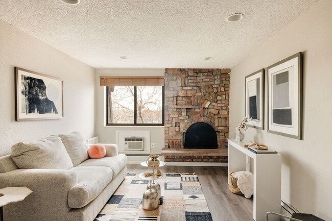 Building Photo - Top-Floor 2BA, 1BA Cap Hill Condo with Par...
