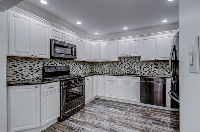 Building Photo - 128 W 45th St