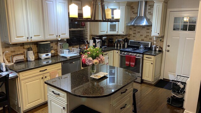 Kitchen w/Granite countertops & stainless steel appliances - 600 Ashwood Ave
