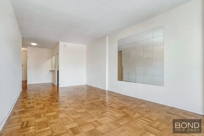 Foto del edificio - 60 E 8th St