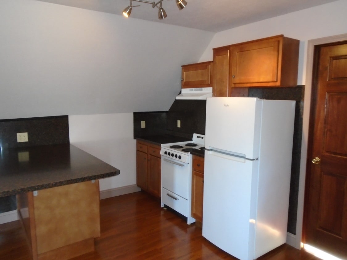 212 4th St Unit 3, Ellwood City, PA 16117 Apartments in Ellwood City
