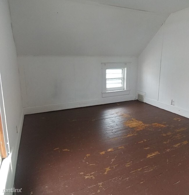 Foto del edificio - 2 br, 1 bath Apartment - 323 1/2 Sherman St