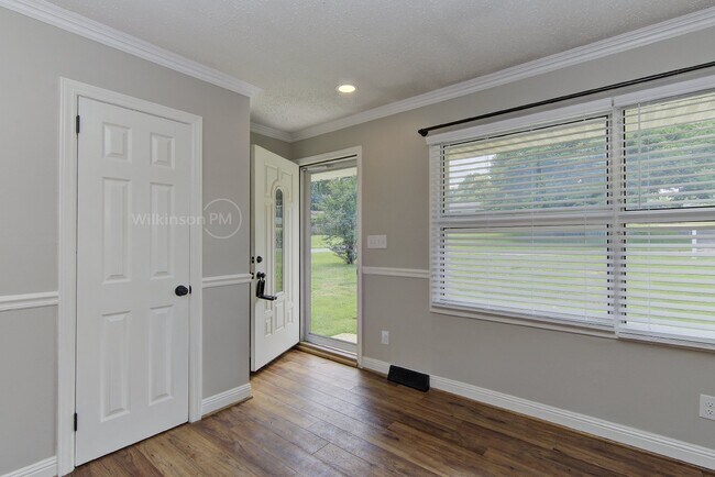 Building Photo - Charming 3BD/1.5BTH Ranch Home with Fenced...