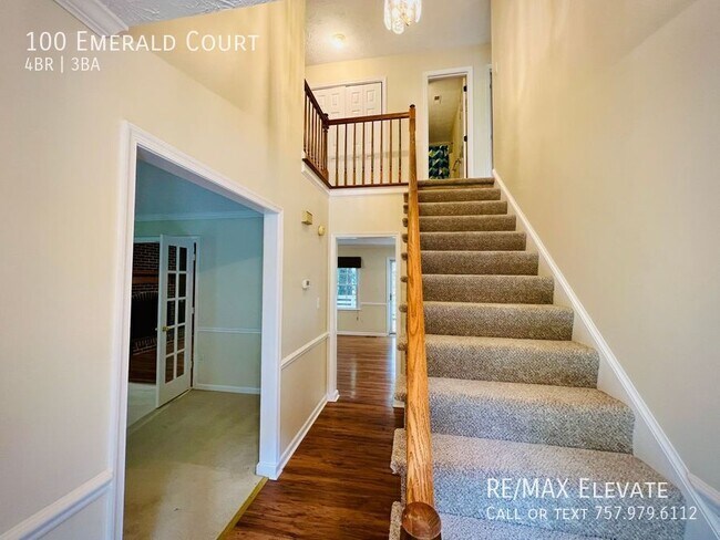 Foto del edificio - 100 Emerald Ct