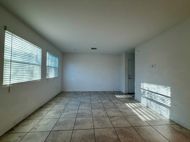 Foto del edificio - 3 BED 2.5 BATH 2 CAR GARAGE TOWNHOUSE IN CADENCE HENDERSON WITH LOFT