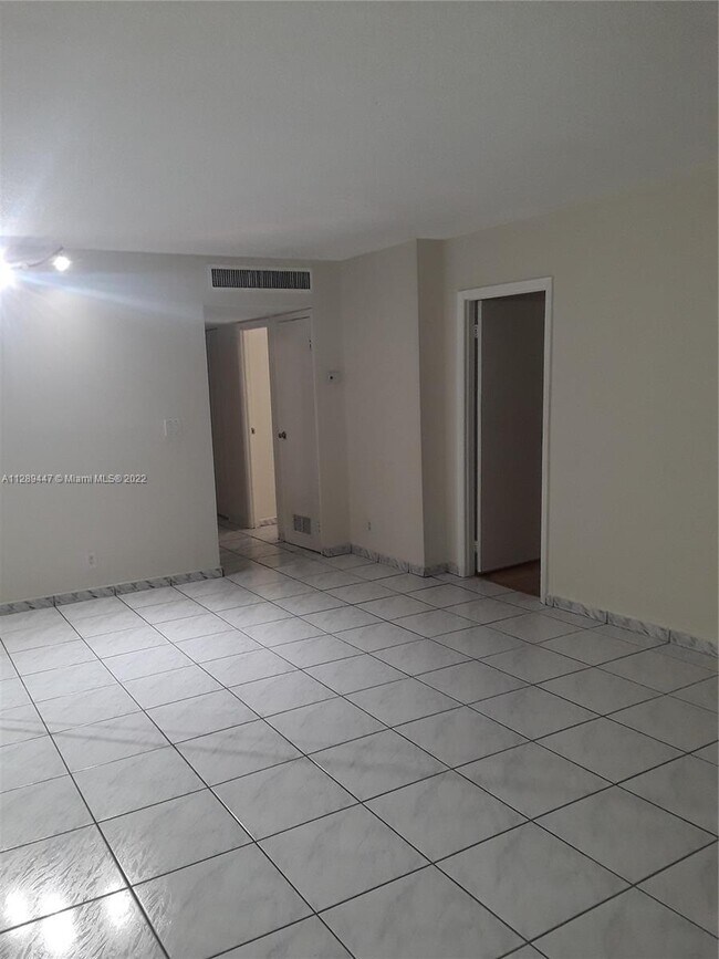 Building Photo - 3101 N Country Club Dr