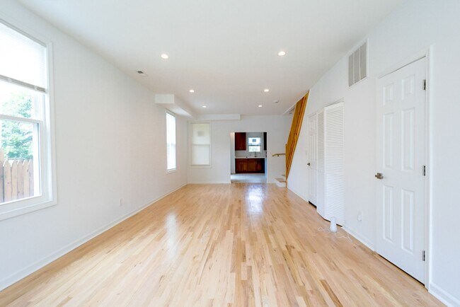 Building Photo - Amazing 5 BR/5.5 BA Single-Family Home in ...