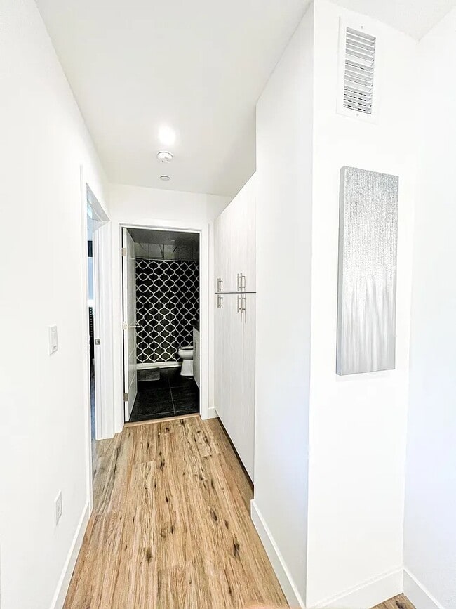 Building Photo - 4570 Oakwood Ave