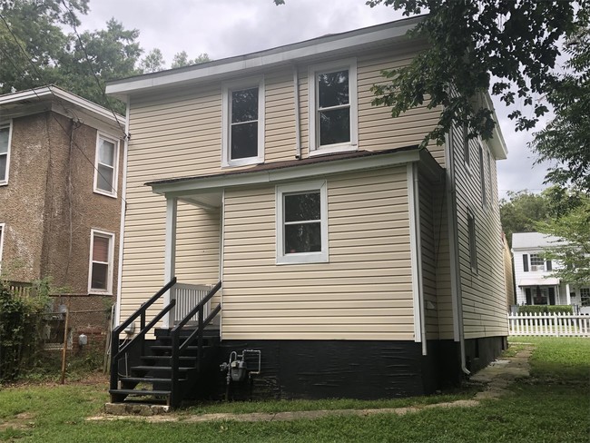 Building Photo - 705 E Gladstone Ave