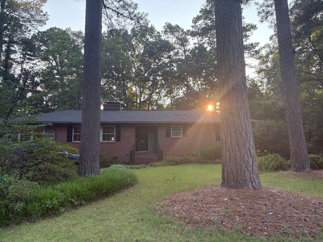 Foto principal - Beautiful 3-bed, 2-bath Ranch in South Dur...