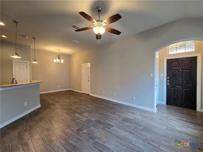 Building Photo - 526 Creekside Frst
