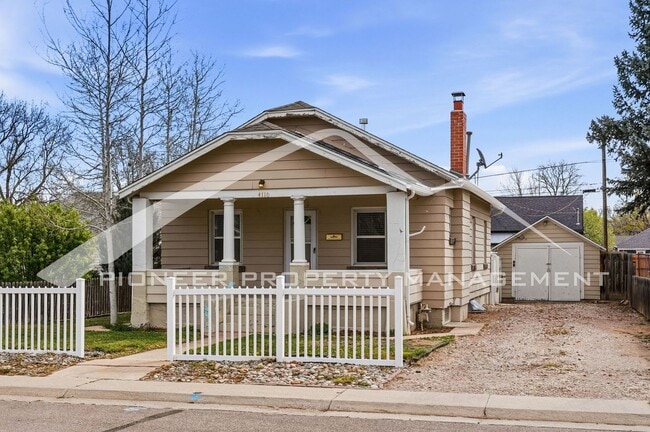 Charming Home with Washer/Dryer and Fenced in Yard - Charming Home with Washer/Dryer and Fenced in Yard