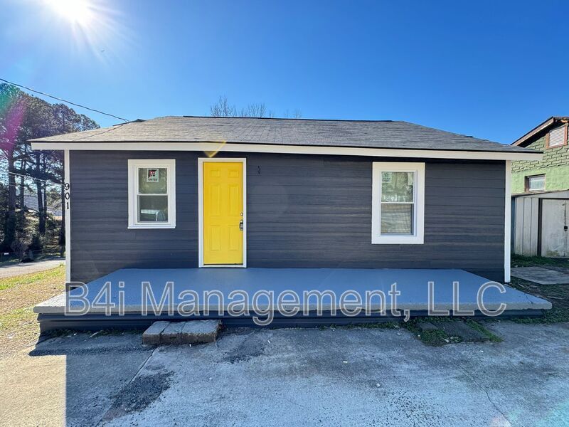 Primary Photo - 901 L S Glencamp Street - 1