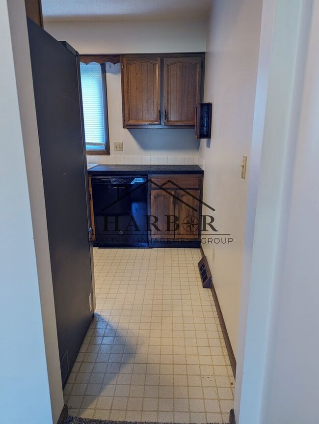Building Photo - 2 Bedroom 1 Bath - Special: 1st Month Free