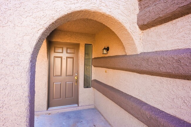 Foto del edificio - Stunning 3 Bed / 2.5 Bath Home w/ Loft, Two-Story Atrium & Remodeled Kitchen