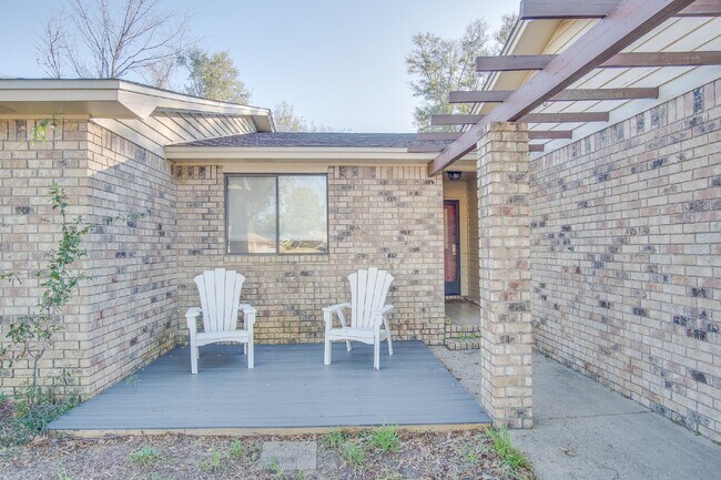 Foto del edificio - Pet friendly, Updated 4 Bedroom Home in Ba...