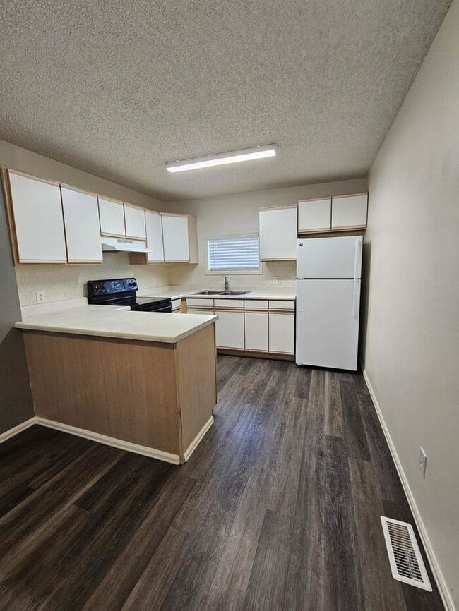 Building Photo - Cozy 2-Bedroom Duplex for Rent