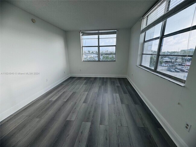 Foto del edificio - 488 NW 165th St