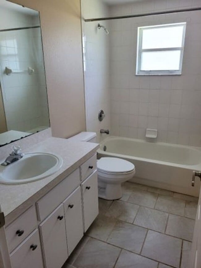 Building Photo - Corner Lot Rental Home!