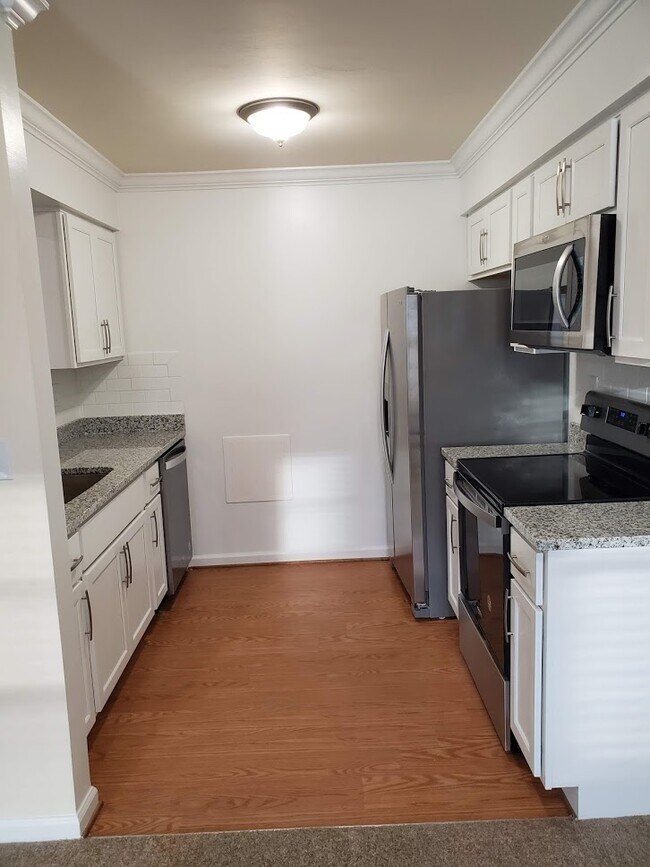 Kitchen - Lake Princess Anne Apartments
