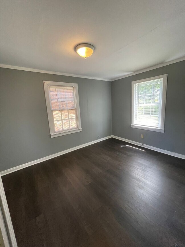 Building Photo - Three bedroom, one bath house in Columbia!