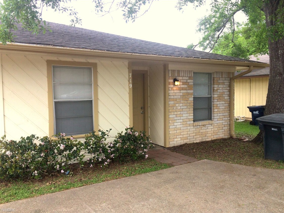 Primary Photo - 2 br, 1 bath Duplex - 719 San Saba Dr