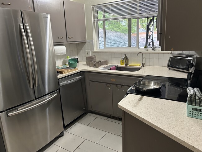 stainless steel appliances - 1570 Tamarac St