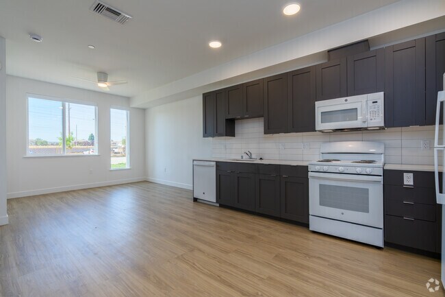 1 habitación, 1 baño - 608 pies cuadrados - Sala de estar - Pleasant Grove Apartments