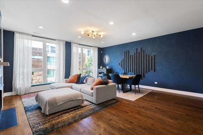 Building Photo - 2749 N Lakewood Ave