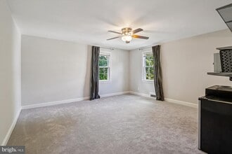 Building Photo - 904 N Ivy St