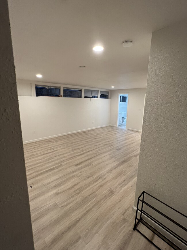 Building Photo - 881 Hawthorne Dr
