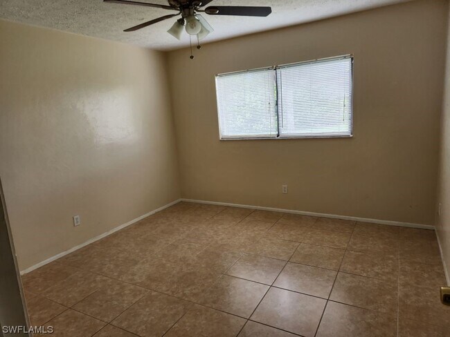 Foto del edificio - 1204 Diplomat Pkwy E