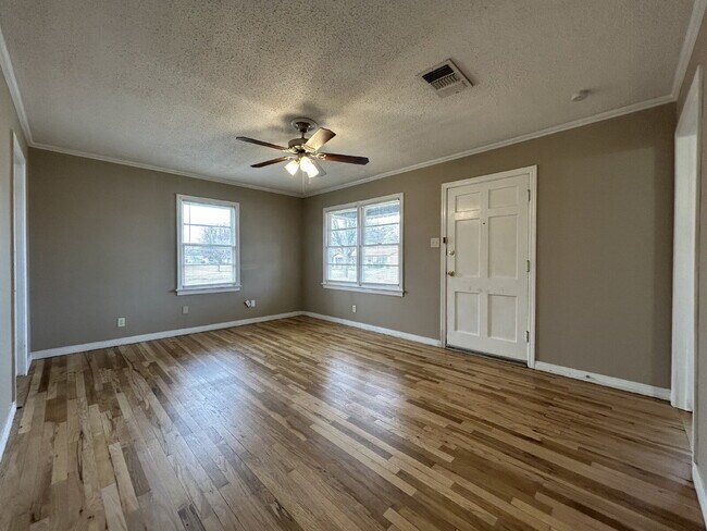 Foto del edificio - Corner House Located Within Minutes Of Elementary, Park & Medical District!