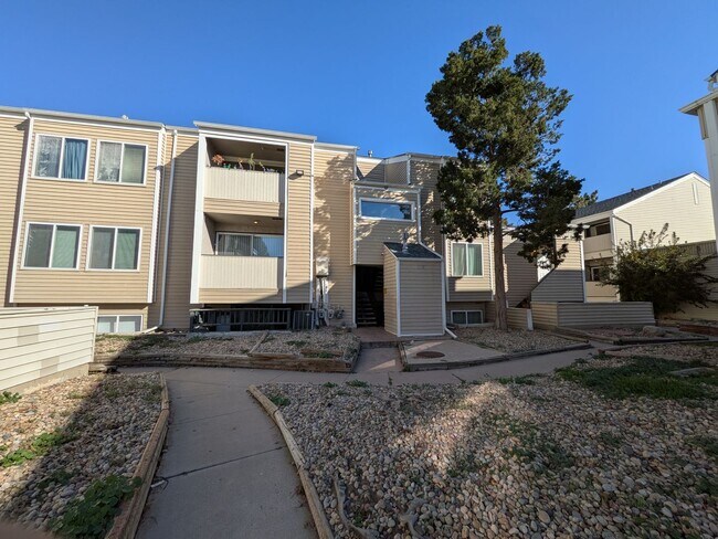 Foto del edificio - 2 Bedroom 1 Bathroom Condo available NOW!