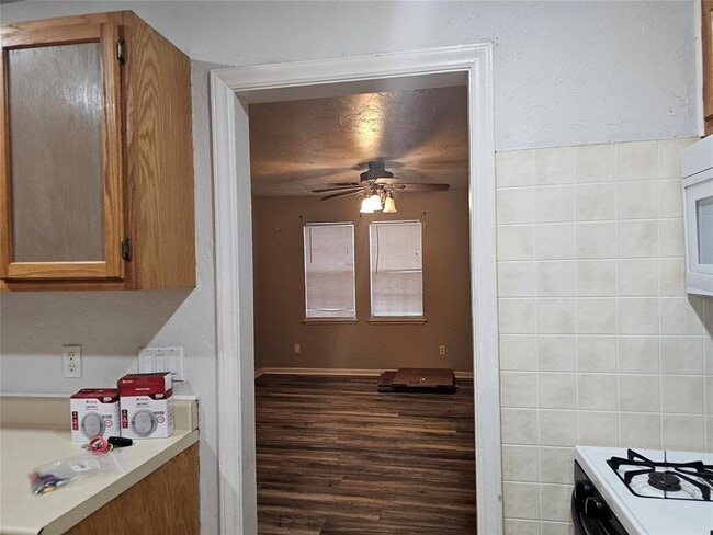 Building Photo - 1112 Jet Dr