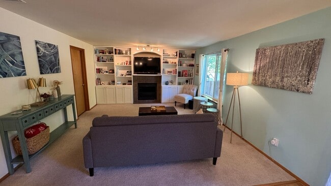 Building Photo - 4bd/2.5ba Renton House