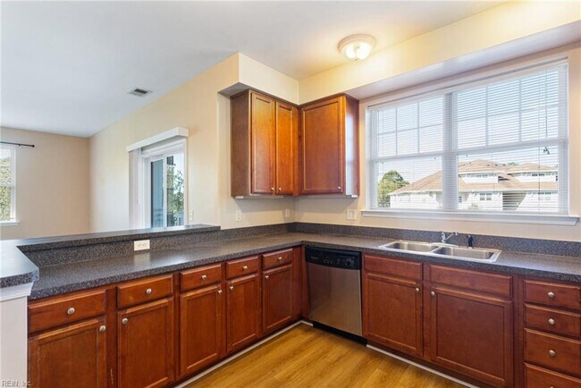 Foto del edificio - 5212 Nuthall Dr