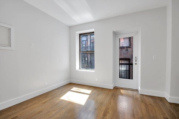 Building Photo - 226 E 25th St