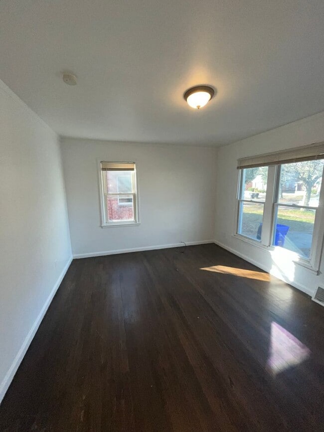 Building Photo - $1,000 -  3 bedroom Bungalow