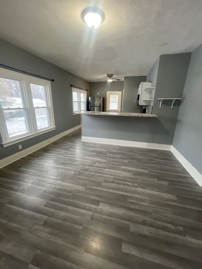 Foto del edificio - Coming soon! Freshly painted!